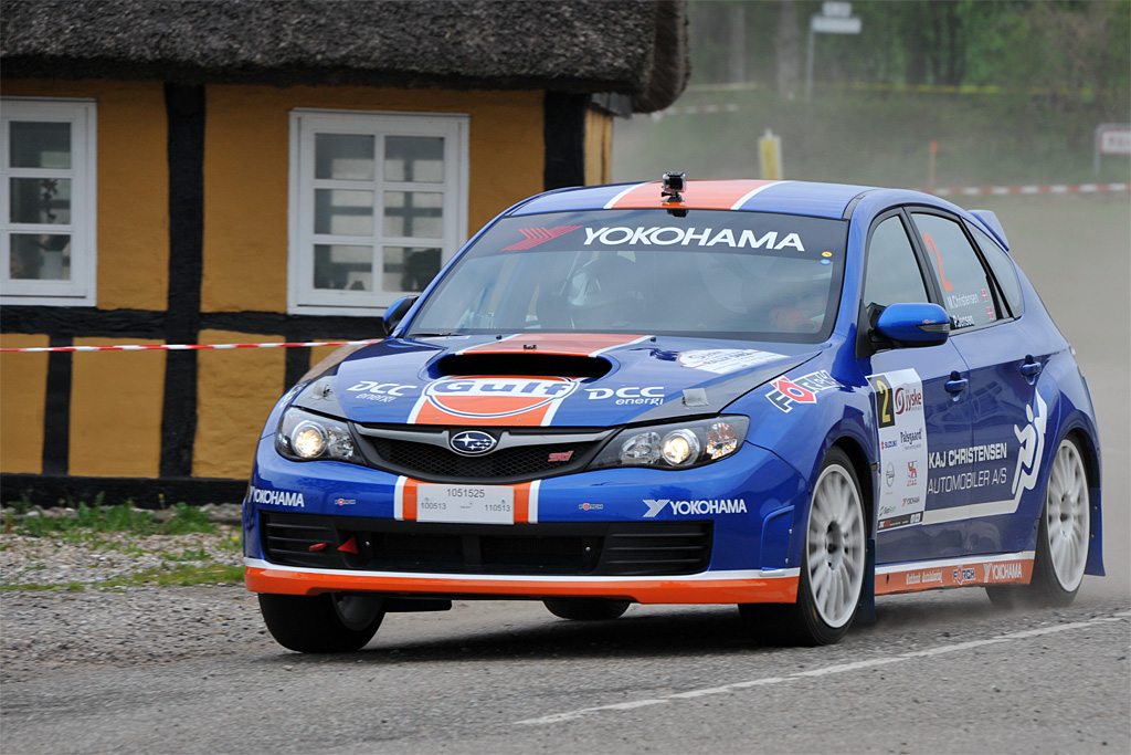 Rallybilerne kommer til at køre tæt på husene i Horslunde ved årets Sydhavsrally – sådan som Max Christensen/Preben Jensen gør det her